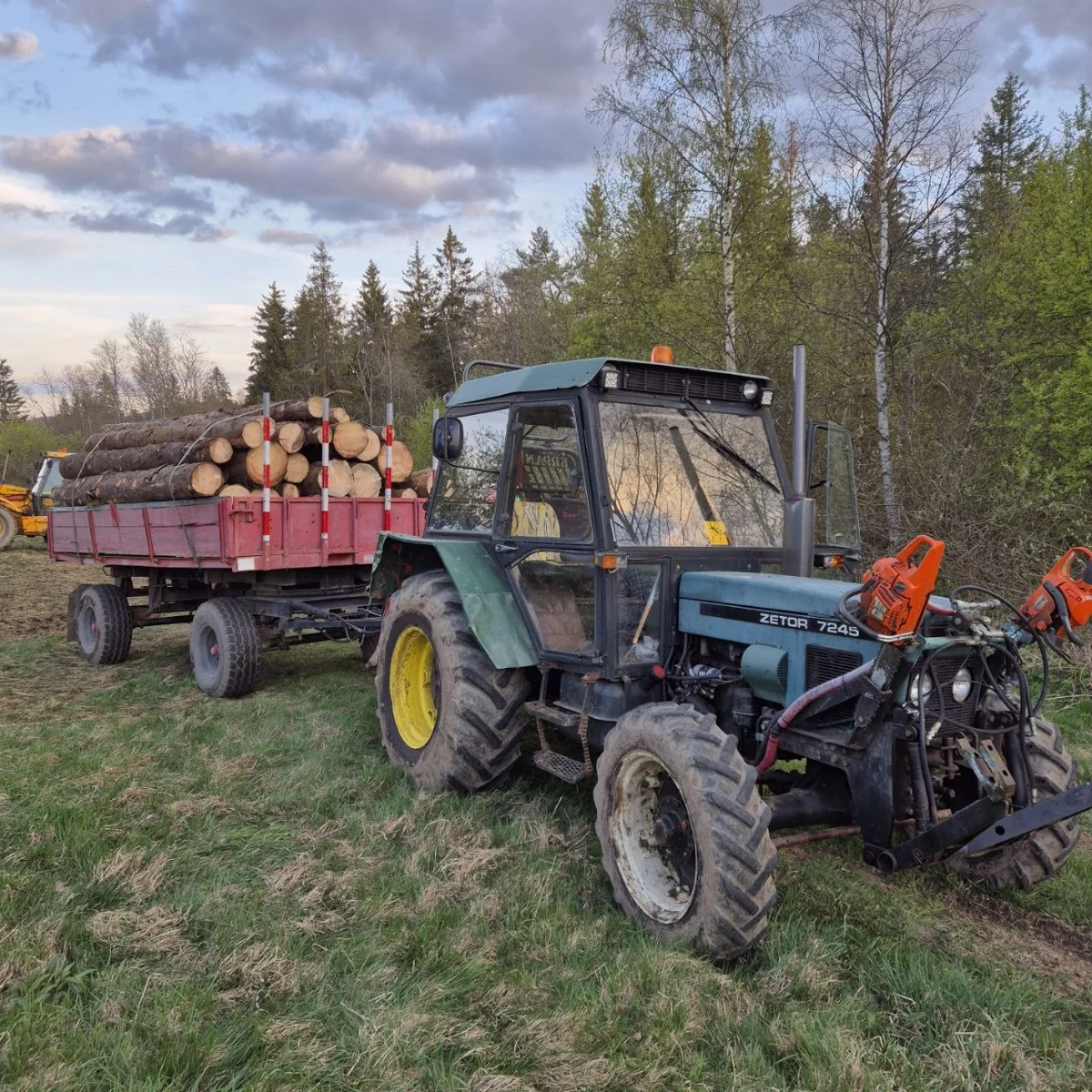 Traktor s vlečkou pri práci s drevom